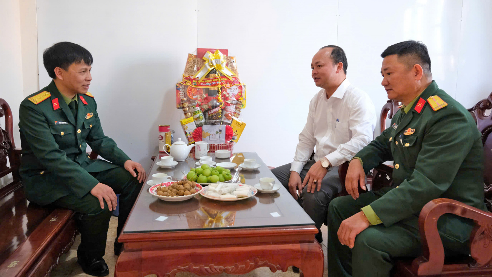 Học viện Lục quân thăm, chúc Tết tại Lâm Hà