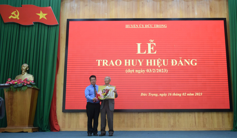 Đức Trọng: Trao Huy hiệu Đảng đợt 3/2 cho các đảng viên