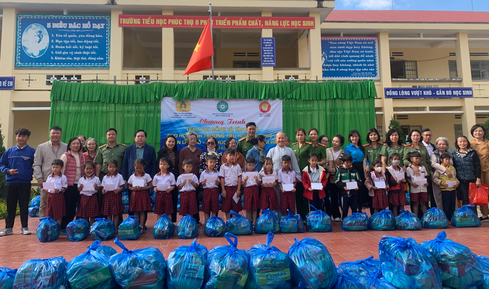 Tặng quà hơn 100 triệu đồng cho học sinh có hoàn cảnh khó khăn