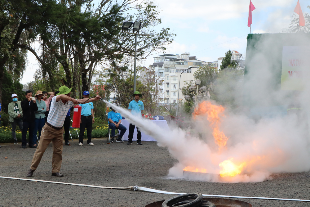 Thực tập phương án chữa cháy và cứu nạn, cứu hộ tại Trung tâm Hoạt động Thanh thiếu nhi tỉnh