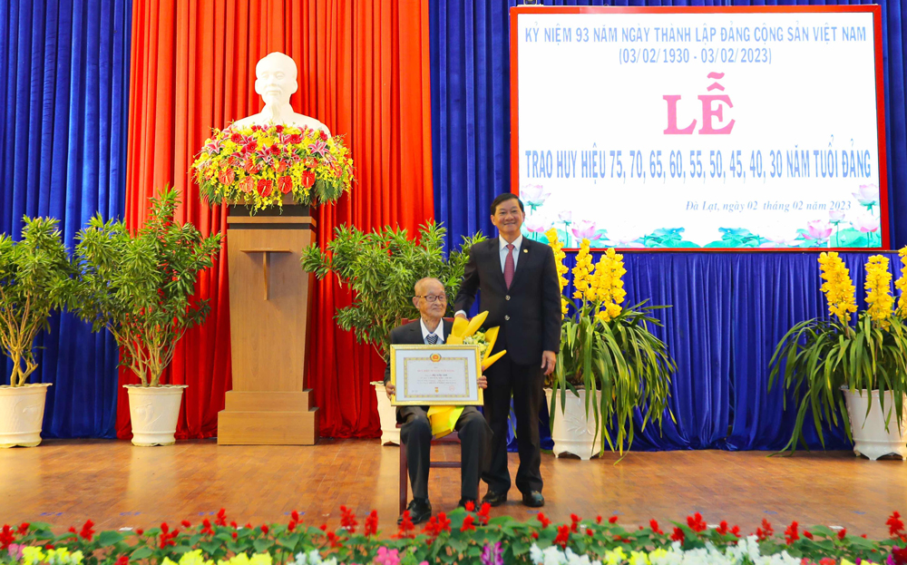 Đà Lạt: Trao huy hiệu Đảng cho 108 đảng viên