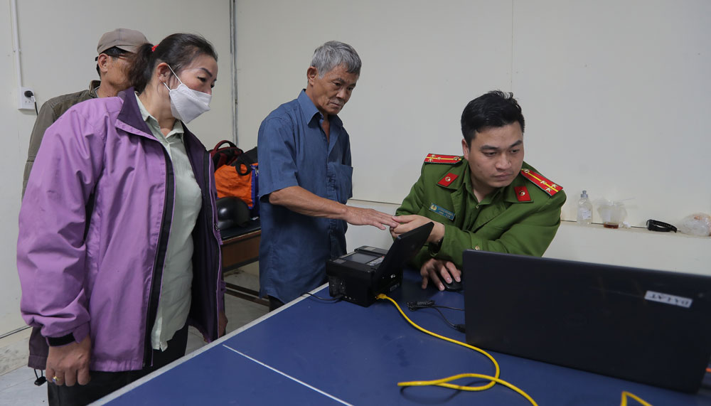 Không yêu cầu người dân xuất trình sổ hộ khẩu, sổ tạm trú giấy khi làm thủ tục hành chính