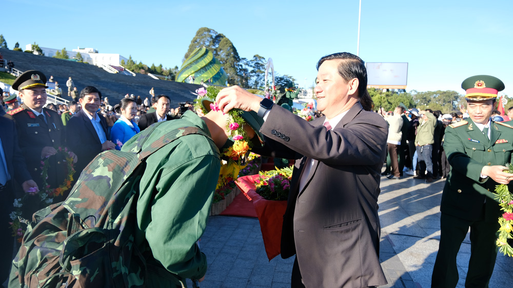 1.371 thanh niên Lâm Đồng hăng hái lên đường nhập ngũ