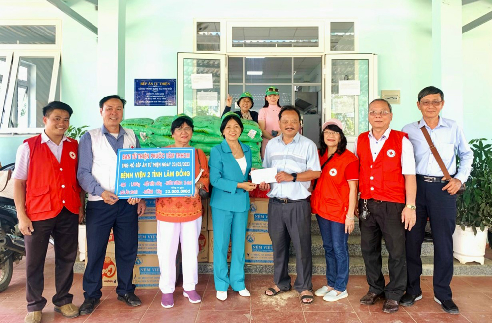 Hỗ trợ kinh phí, hiện vật cho Bếp ăn từ thiện Bệnh viện II Lâm Đồng