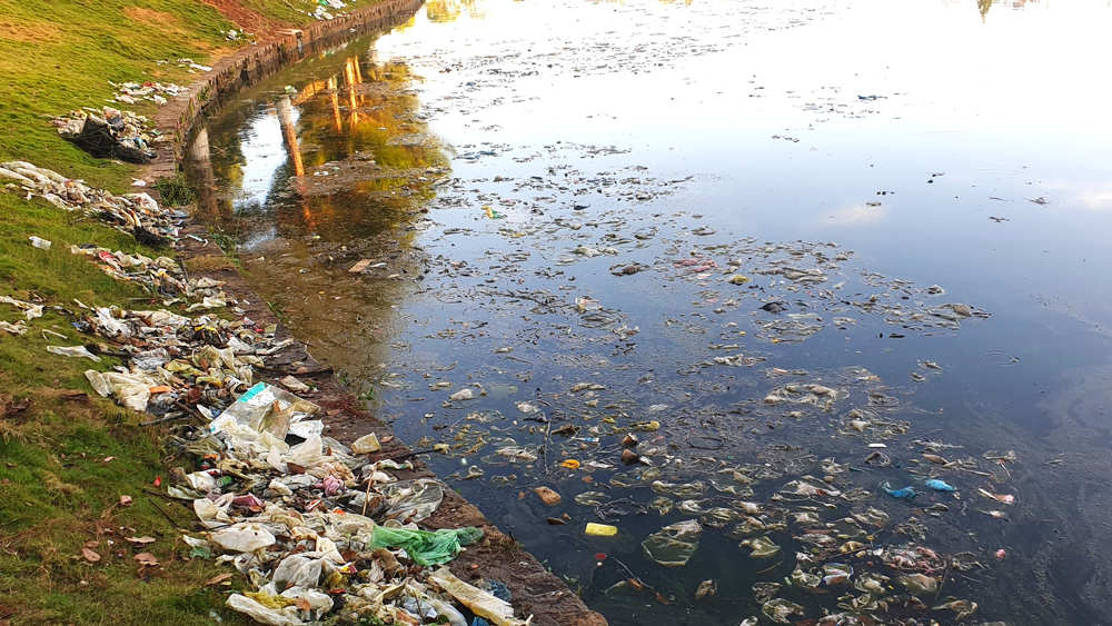 Rác thải bủa vây hồ Bảo Lộc, bốc mùi hôi nồng nặc