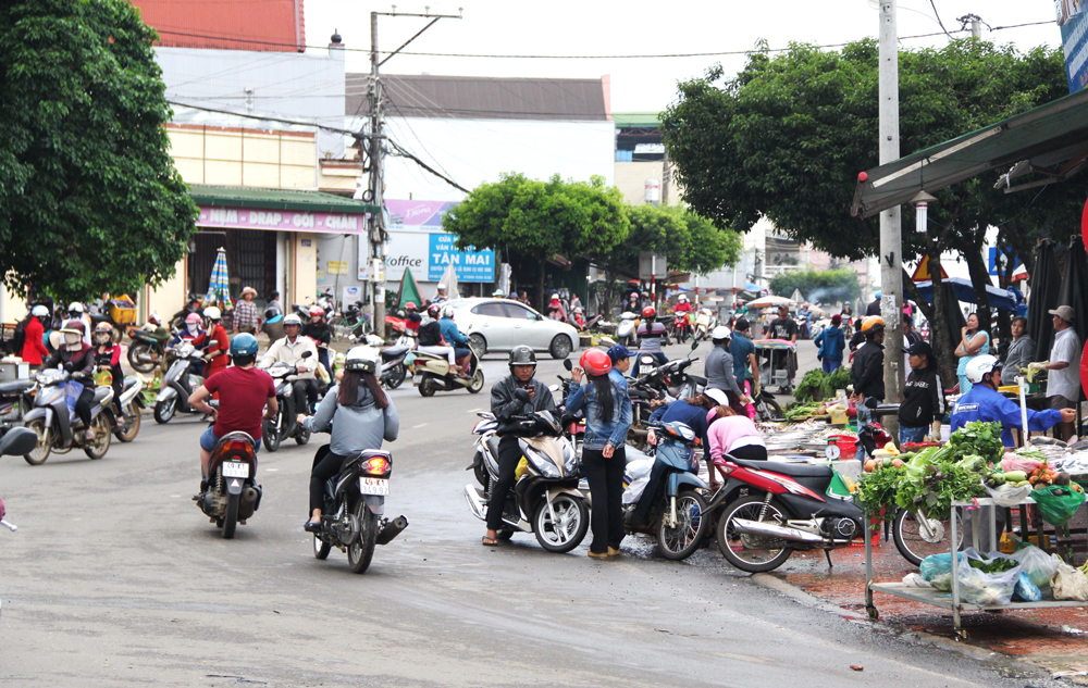 Bảo Lộc: Nhiều điểm lấn chiếm vỉa hè, lề đường chưa được xử lý dứt điểm