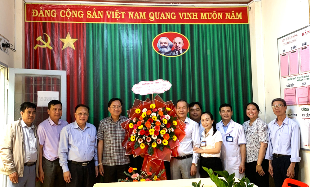 Lãnh đạo TP Bảo Lộc chúc mừng Ngày Thầy thuốc Việt Nam