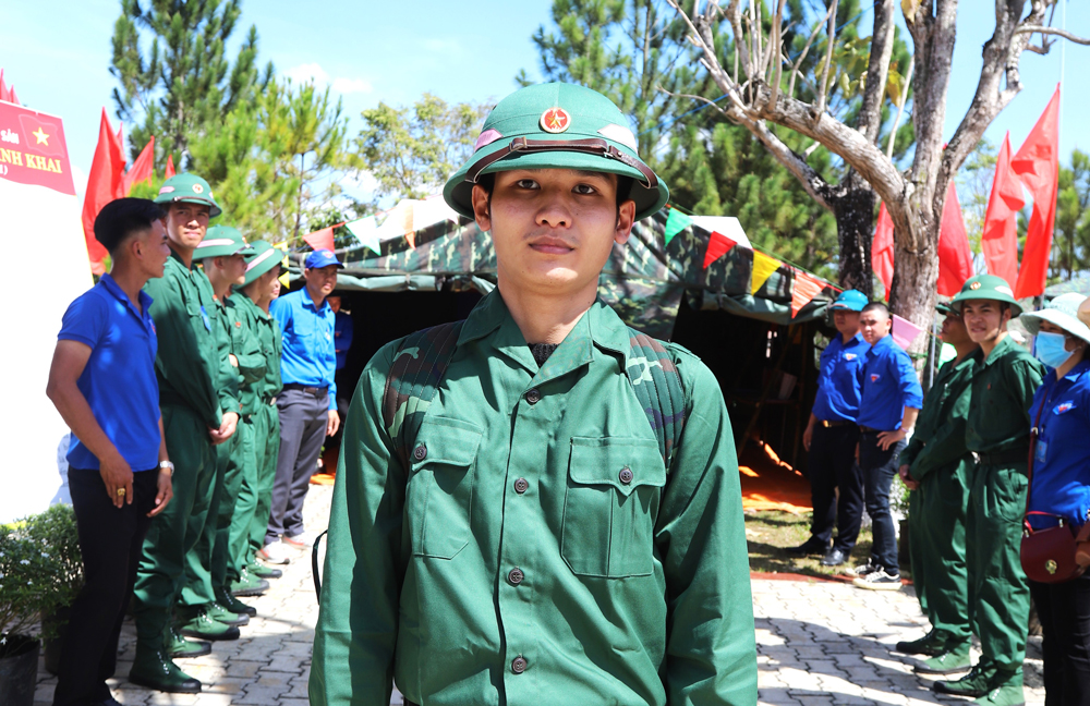 Thanh niên mồ côi tình nguyện viết đơn nhập ngũ