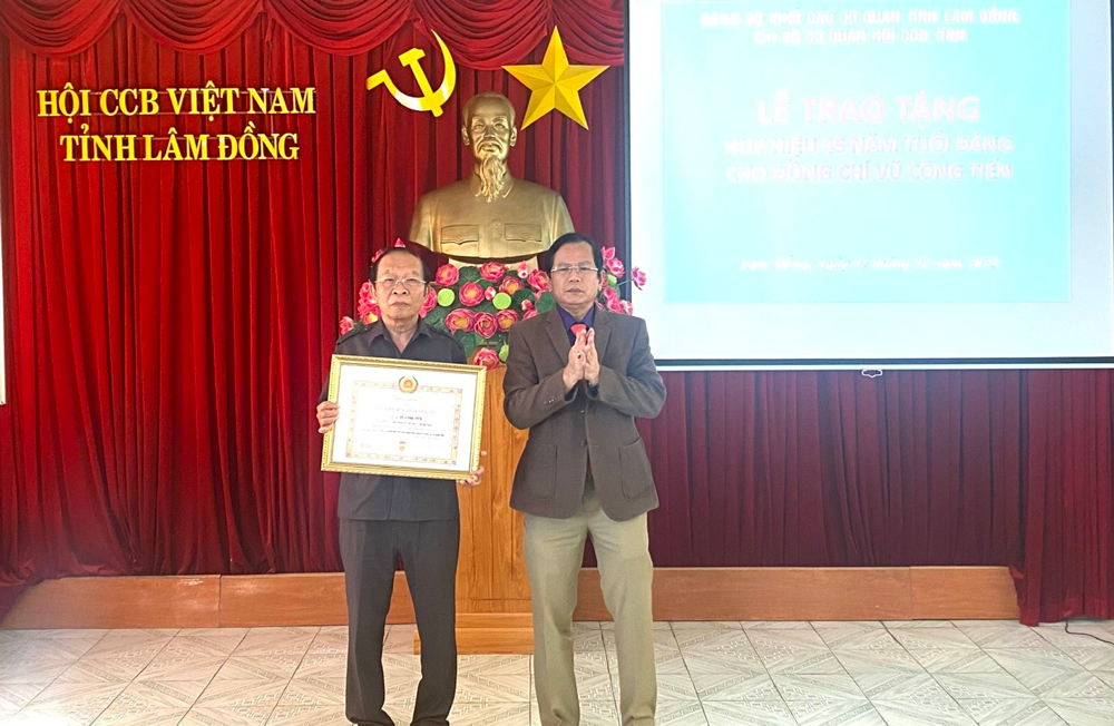 Trao huy hiệu 45 năm tuổi Đảng cho đồng chí Chủ tịch Hội Cựu chiến binh tỉnh