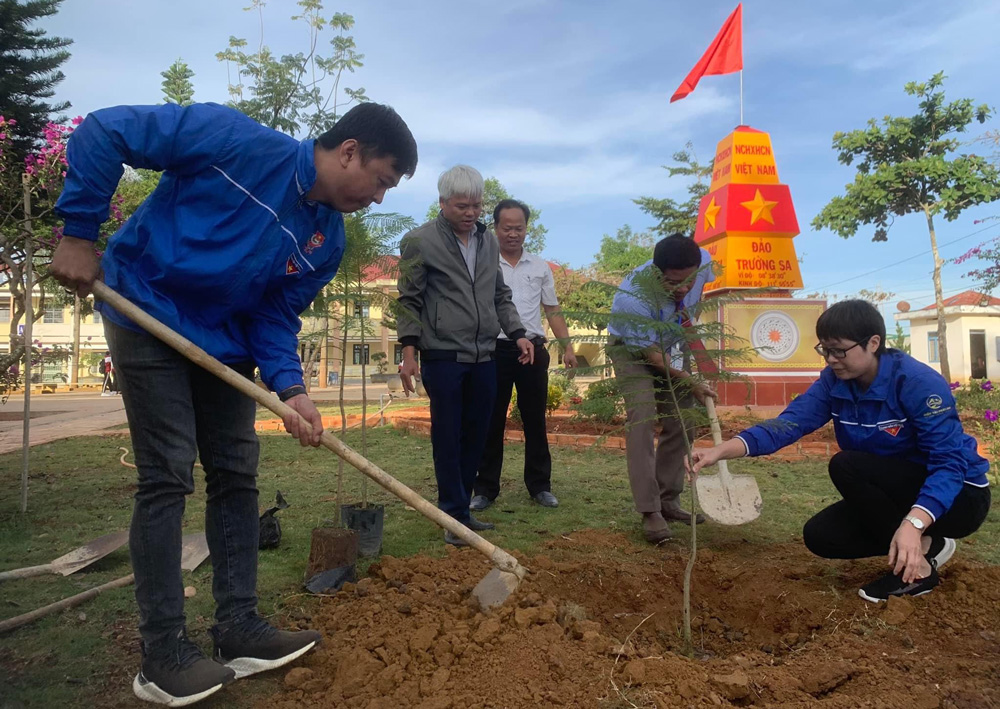 Di Linh: Phát động Tết trồng cây “Đời đời nhớ ơn Bác Hồ”