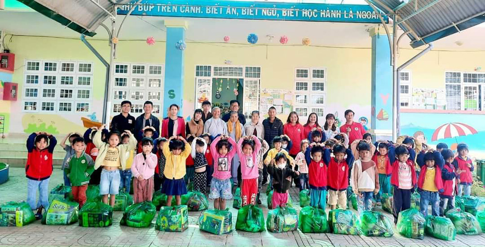 Trao 200 phần quà cho học sinh có hoàn cảnh khó khăn