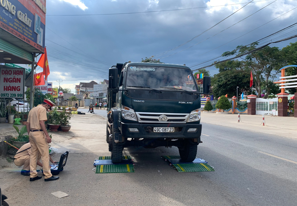 Di Linh: Xử lý 20 trường hợp vi phạm tải trọng xe