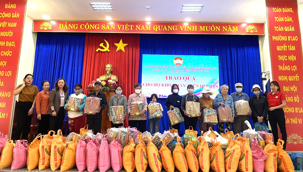 Bảo Lộc: Trao tặng quà cho người khó khăn