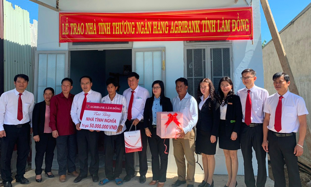 Ngân hàng Agribank Lâm Đồng bàn giao 10 căn nhà tình nghĩa, tình thương cho hộ nghèo