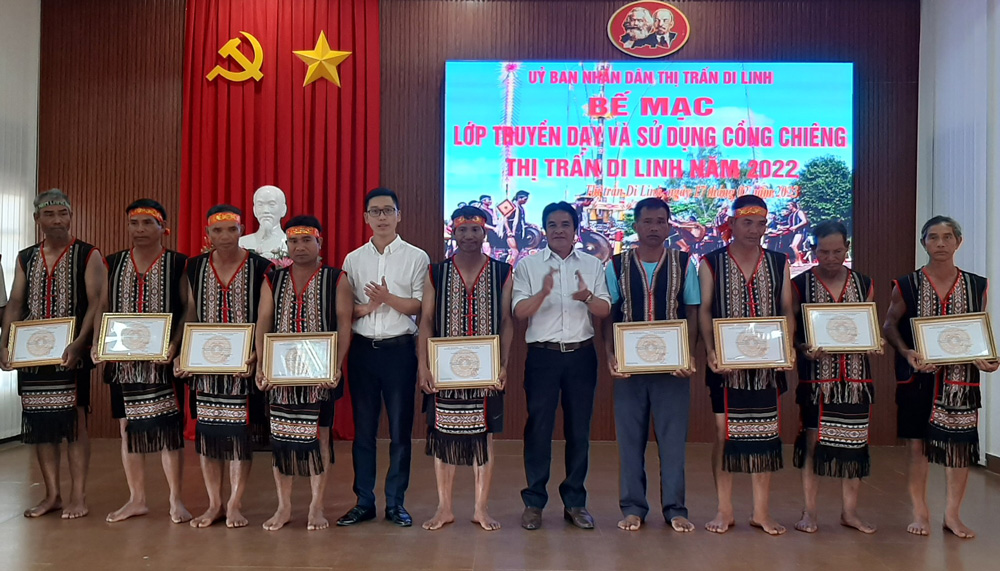 Di Linh: Bế giảng lớp truyền dạy cồng chiêng