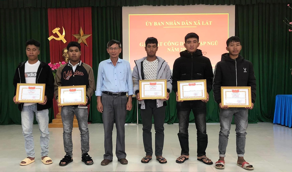 Tân binh tạm biệt con gái lên đường nhập ngũ