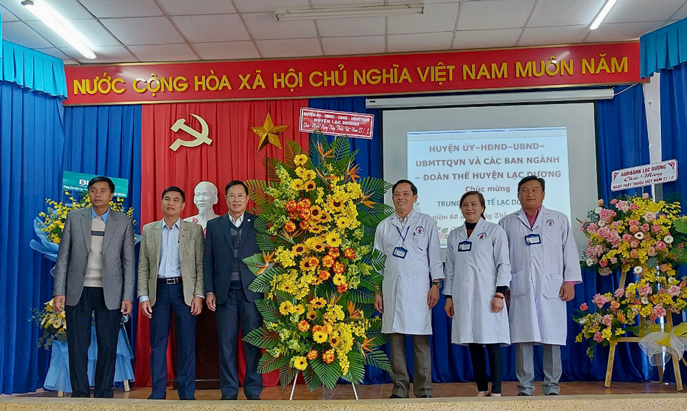Lạc Dương: Thăm, chúc mừng Ngày Thầy thuốc Việt Nam 27/2