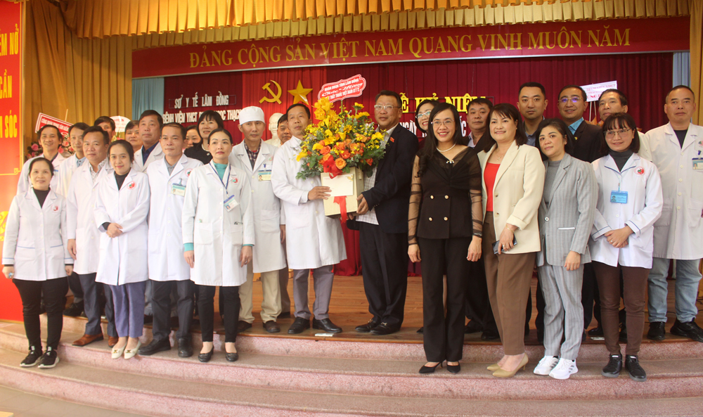 Đoàn Đại biểu Quốc hội thăm, chúc mừng ngày Thầy thuốc Việt Nam 27/2