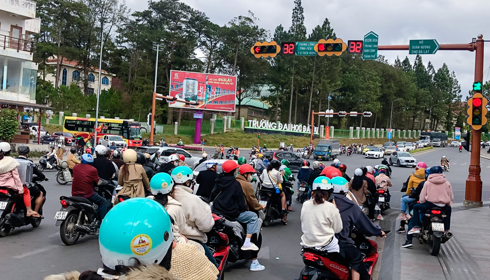 Đà Lạt: Dừng đèn đỏ ở làn rẽ phải, gây cản trở, ùn ứ giao thông