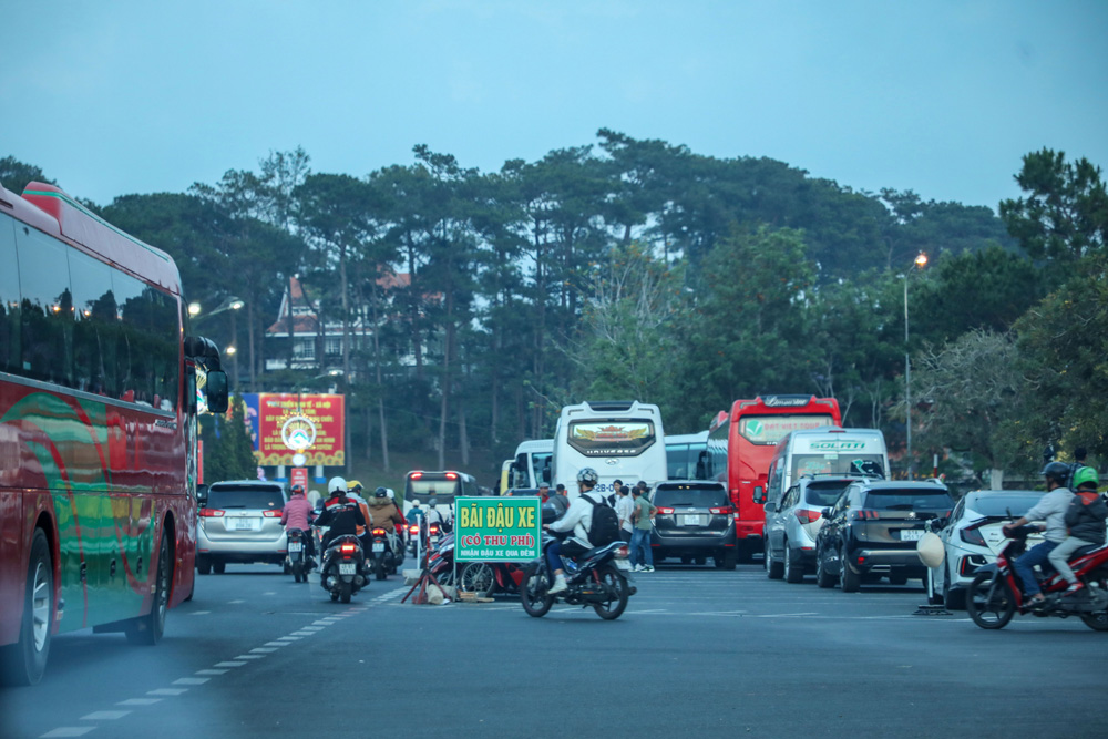 Bãi giữ xe uy hiếp an toàn giao thông