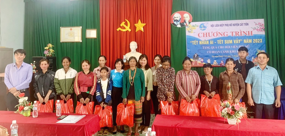 Chăm lo Tết cho hội viên, phụ nữ nghèo