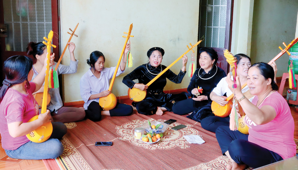 Giữ gìn điệu then trên quê hương mới