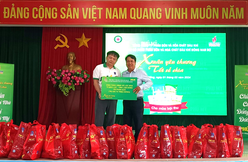 Trao tặng 250 phần quà từ chương trình “Xuân yêu thương - Tết sẻ chia”