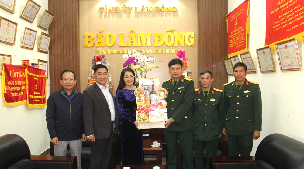 Bộ CHQS tỉnh chúc tết các cơ quan thông tấn, báo chí
