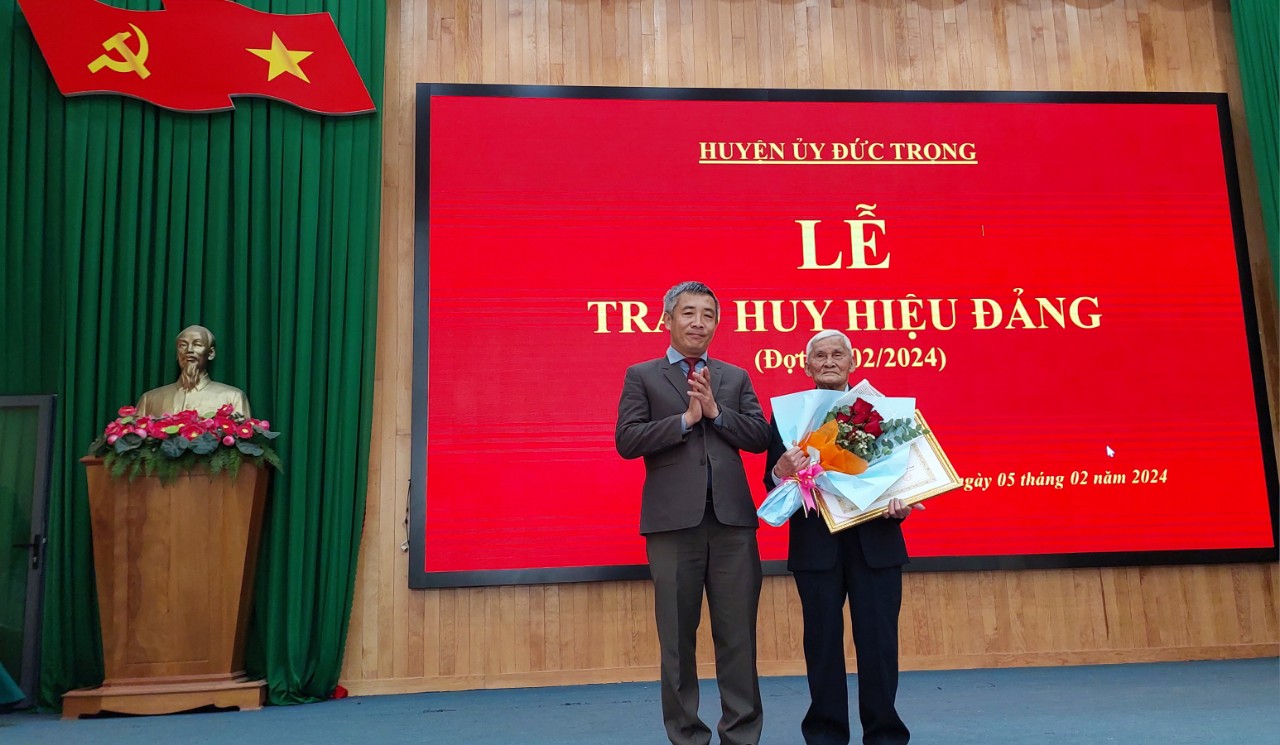 Đức Trọng trao Huy hiệu 75 năm tuổi Đảng cho đảng viên