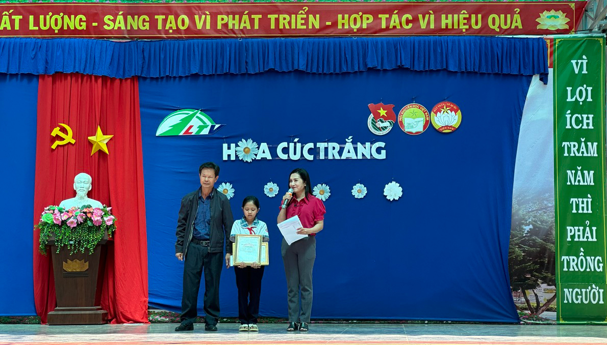 Hơn 260 triệu đồng hỗ trợ học sinh chương trình Hoa Cúc Trắng tại Đức Trọng