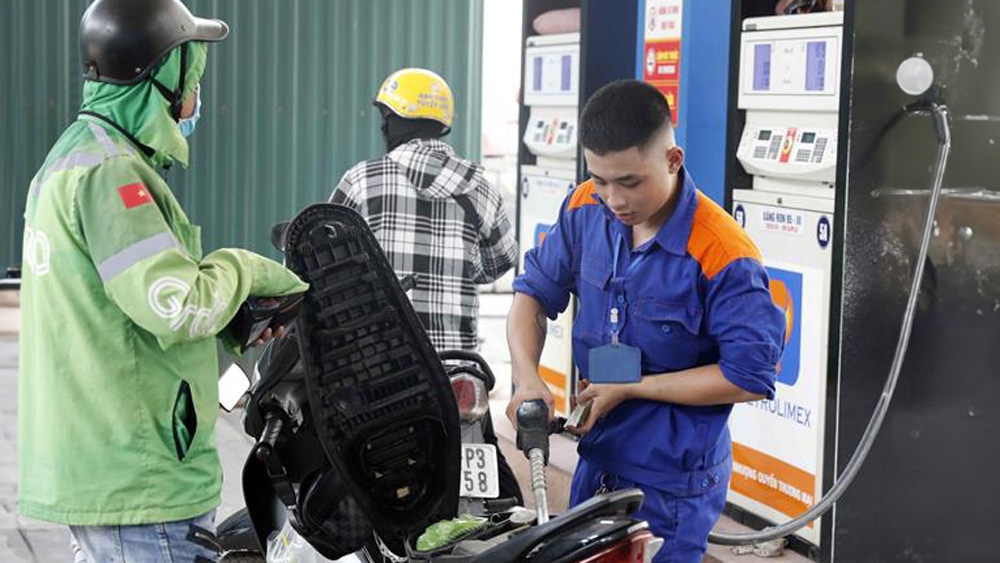 Xăng tăng hơn 300 đồng/lít