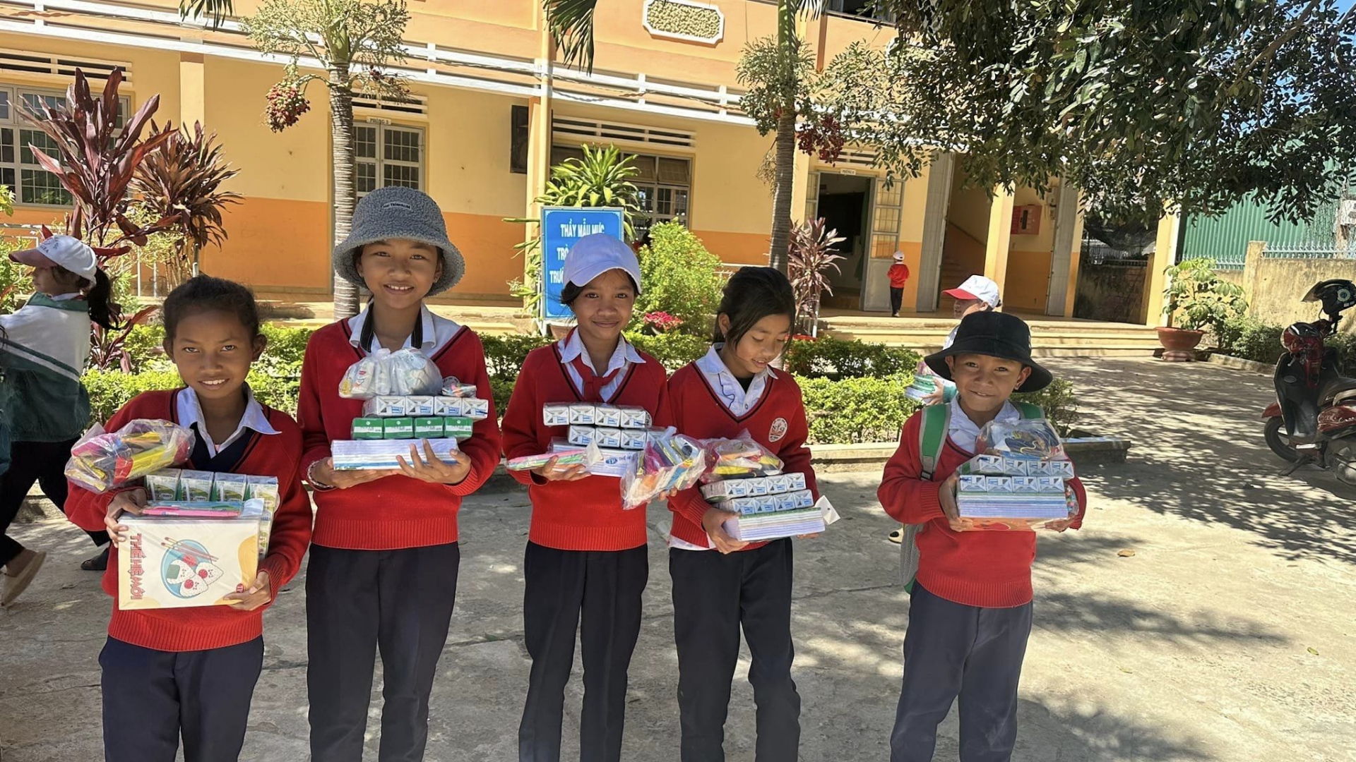 Trao trên 1.100 phần quà Tết cho người khó khăn và học sinh