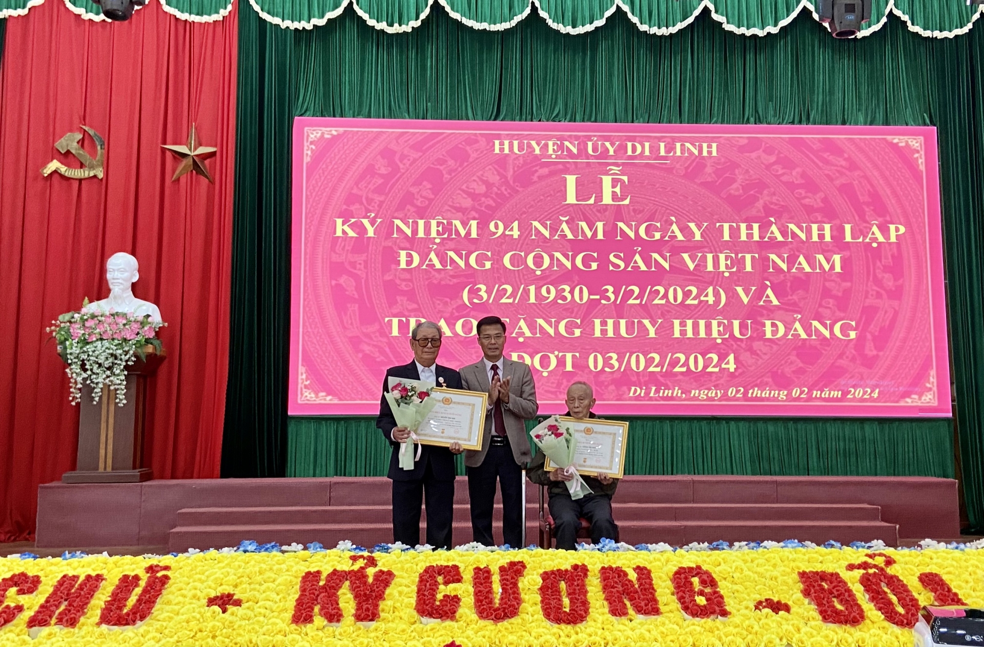 Di Linh: Trao Huy hiệu Đảng đợt 3/2 cho 32 đảng viên