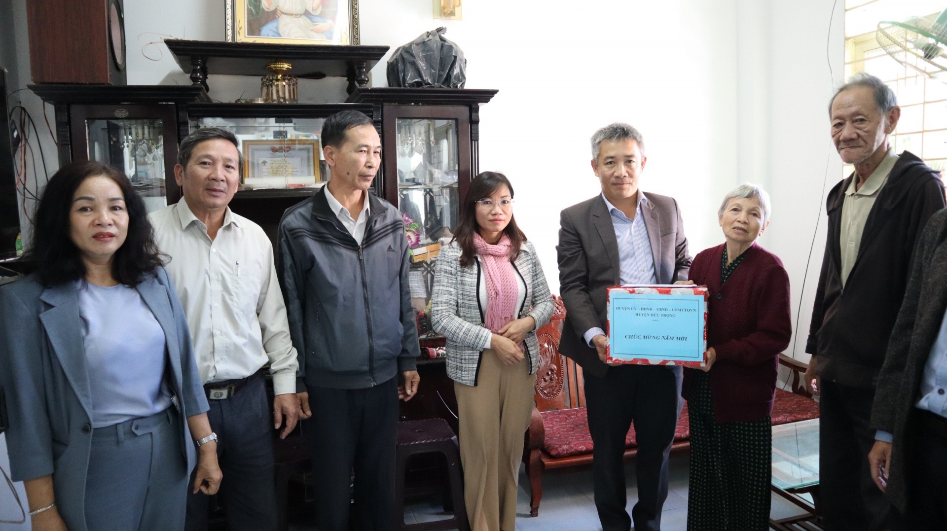 Lãnh đạo huyện Đức Trọng thăm, tặng quà các hộ chính sách, hộ nghèo và các đơn vị trực Tết