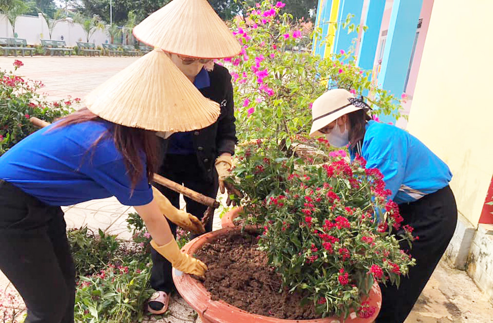 Tuổi trẻ Đức Trọng ra quân dọn dẹp vệ sinh đón Tết