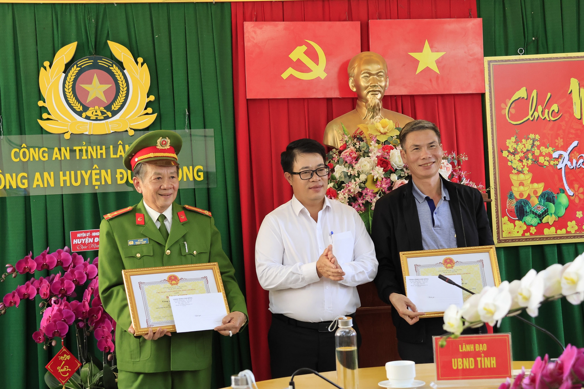 Khen thưởng đột xuất cán bộ, chiến sĩ Công an phá nhanh vụ án cướp ngân hàng