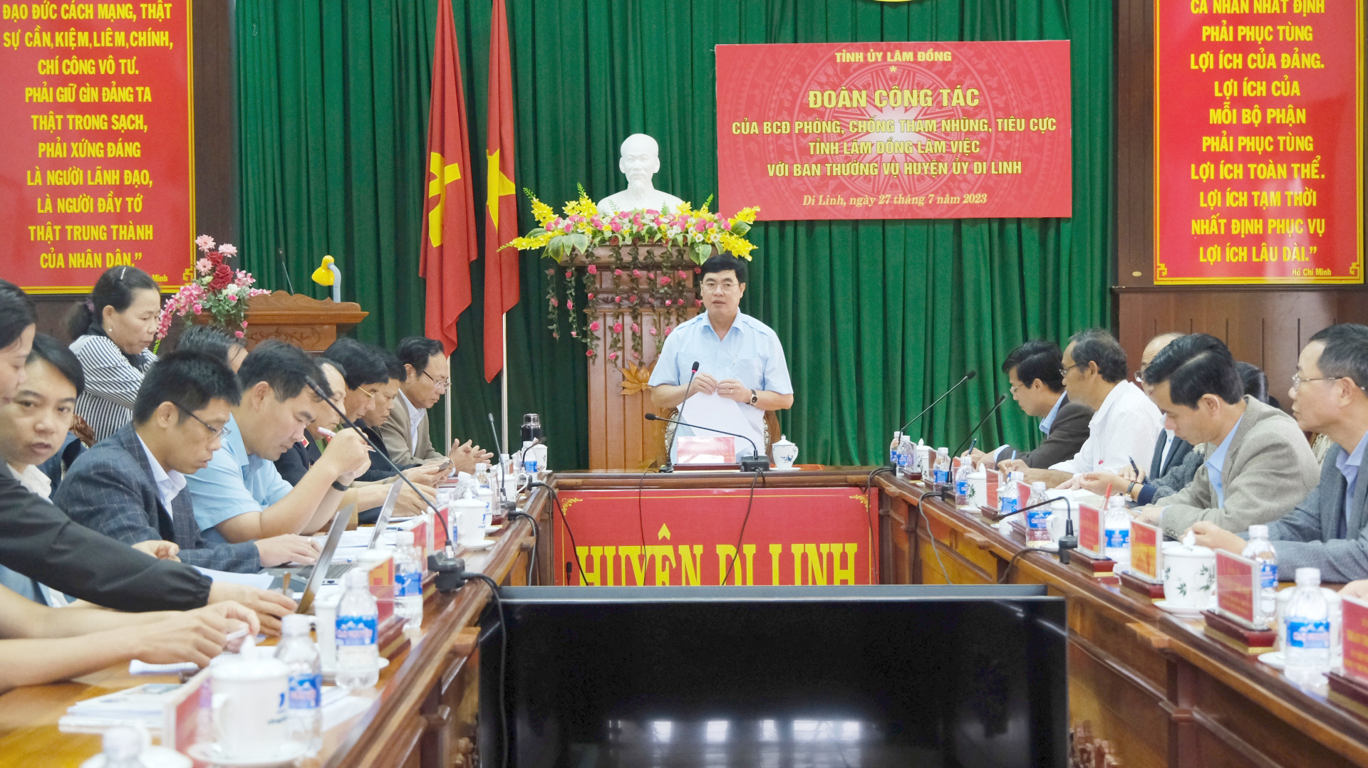 Tăng cường lãnh đạo, chỉ đạo đối với công tác nội chính và phòng, chống tham nhũng, tiêu cực