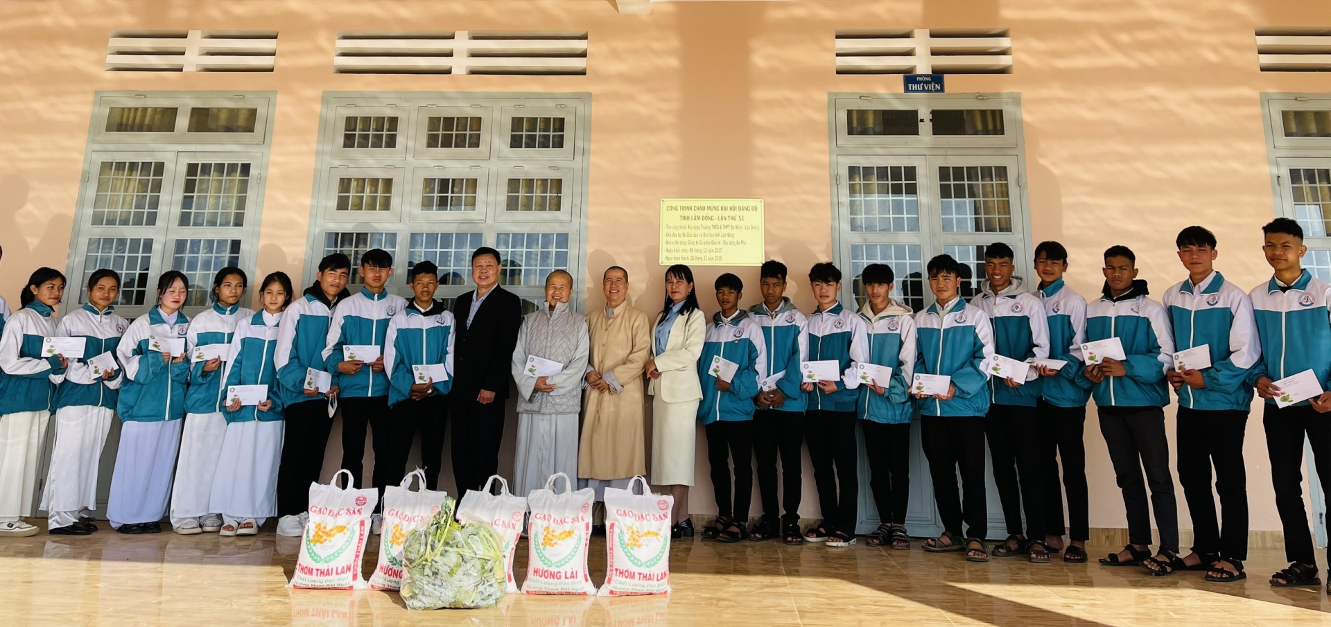 Lạc Dương: Trao 90 triệu đồng học bổng cho học sinh có hoàn cảnh khó khăn