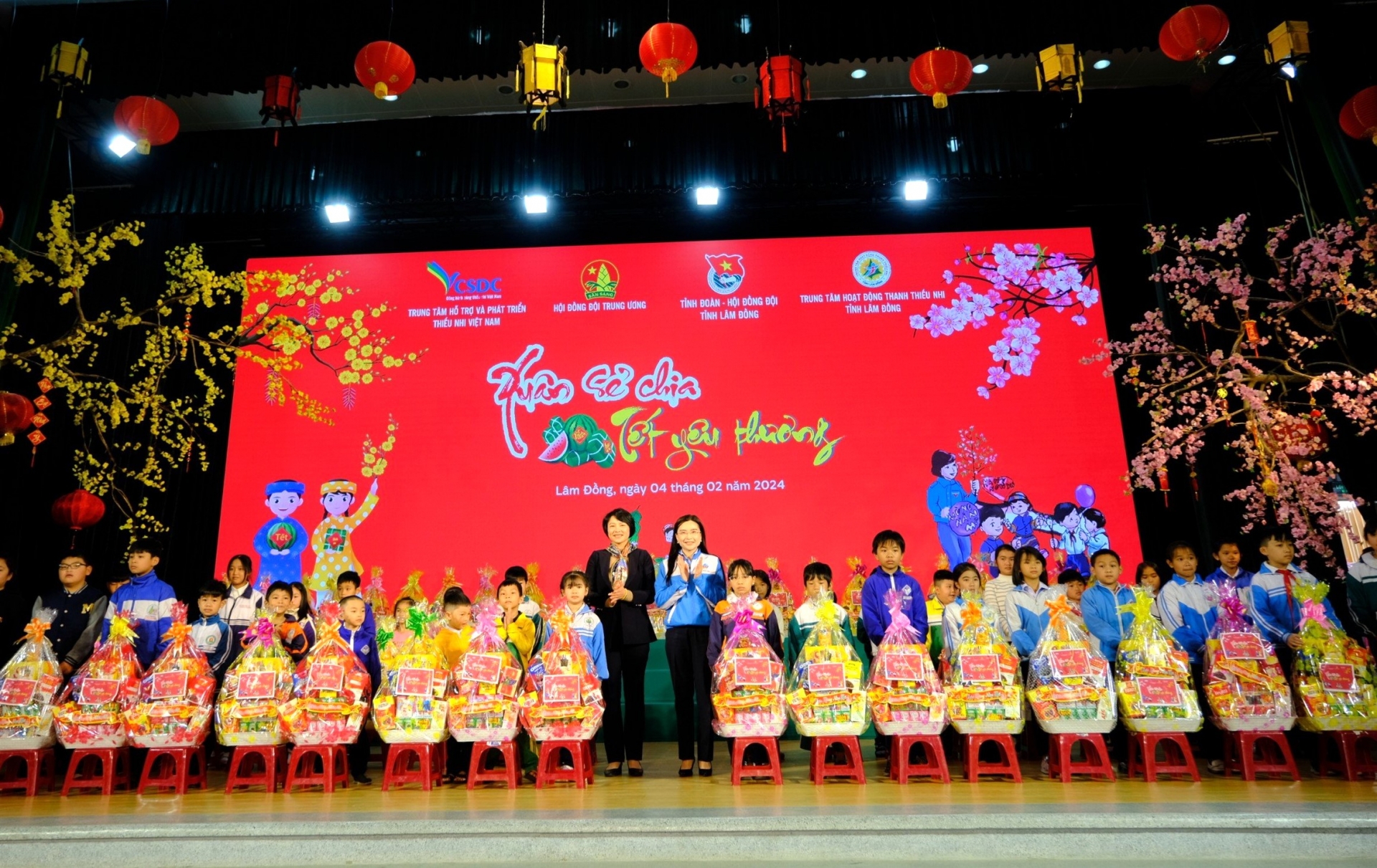 Hội đồng Đội Trung ương mang  Xuân sẻ chia - tết yêu thương đến với thiếu nhi Lâm Đồng