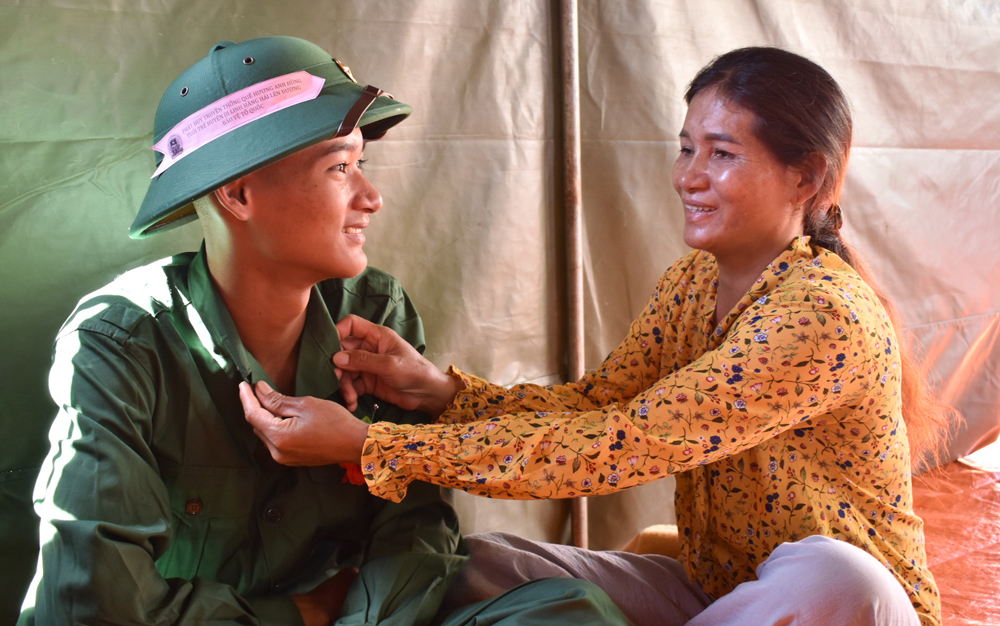 Vững ý chí, con lên đường tòng quân