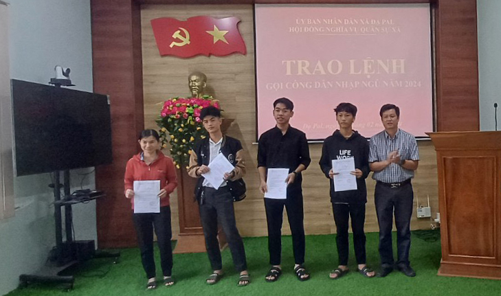 Đạ Tẻh: Trao lệnh gọi công dân nhập ngũ cho thanh niên