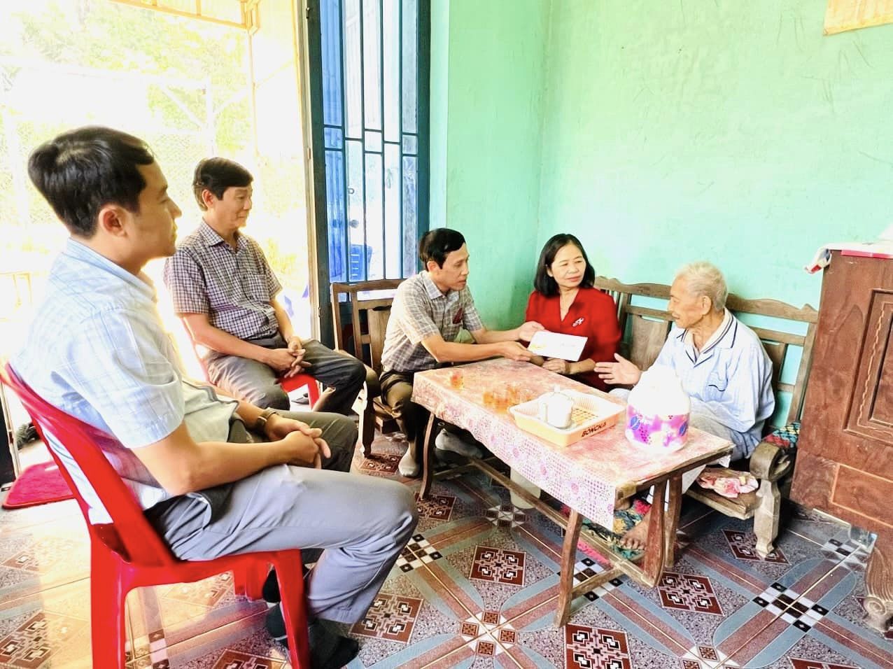 Lãnh đạo huyện Đạ Tẻh thăm và tặng quà Tết các gia đình có công, đảng viên tiêu biểu