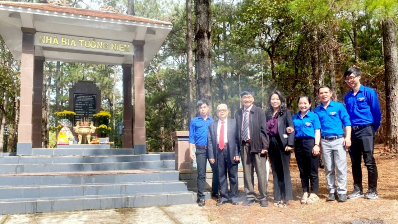 Viếng Nhà bia tưởng niệm các cán bộ ngành Y tế đã hi sinh tại khu vực Cổng Trời