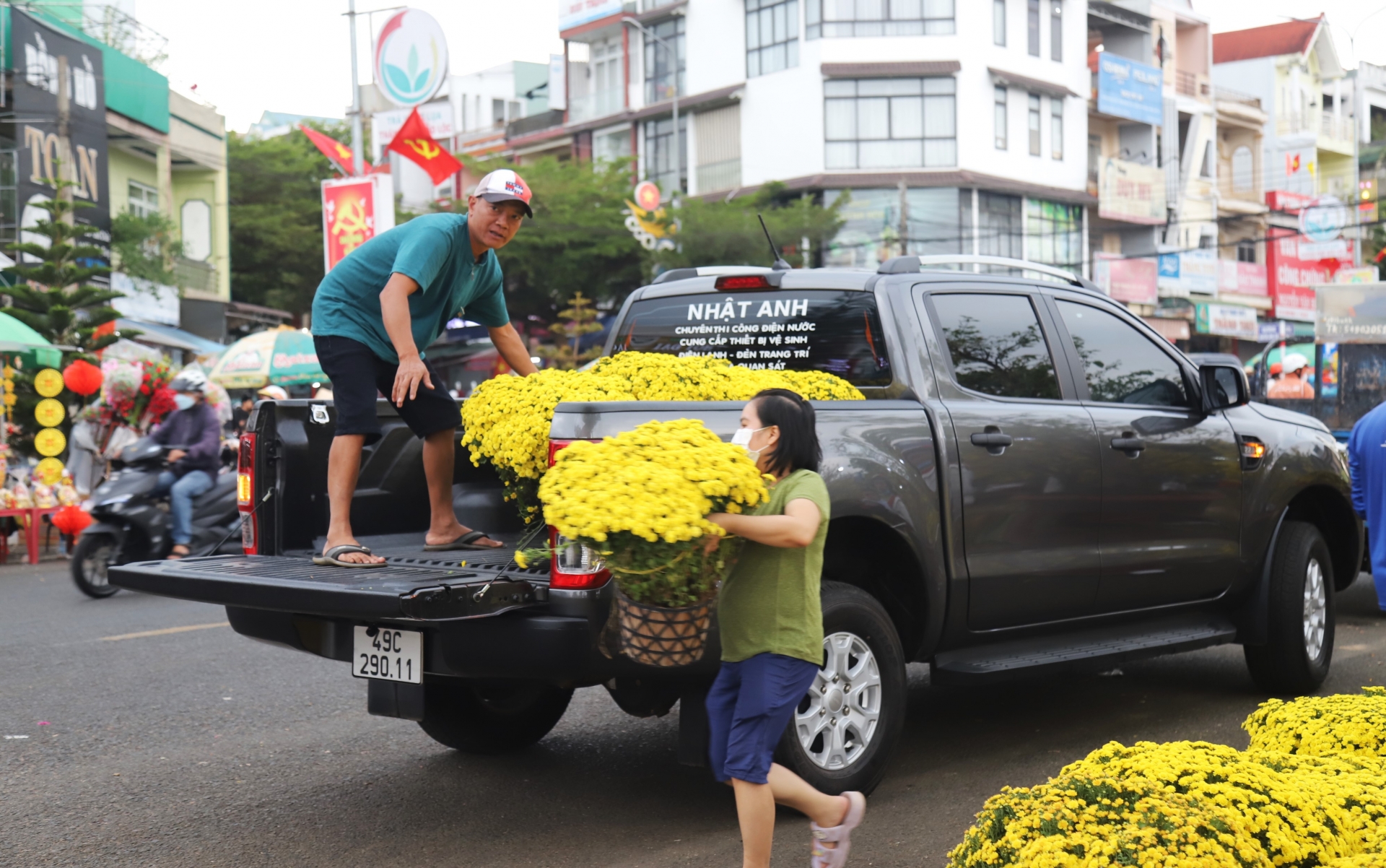 Bảo Lộc: Chiều 29 Tết, người dân đổ xô đi mua hoa, cây cảnh