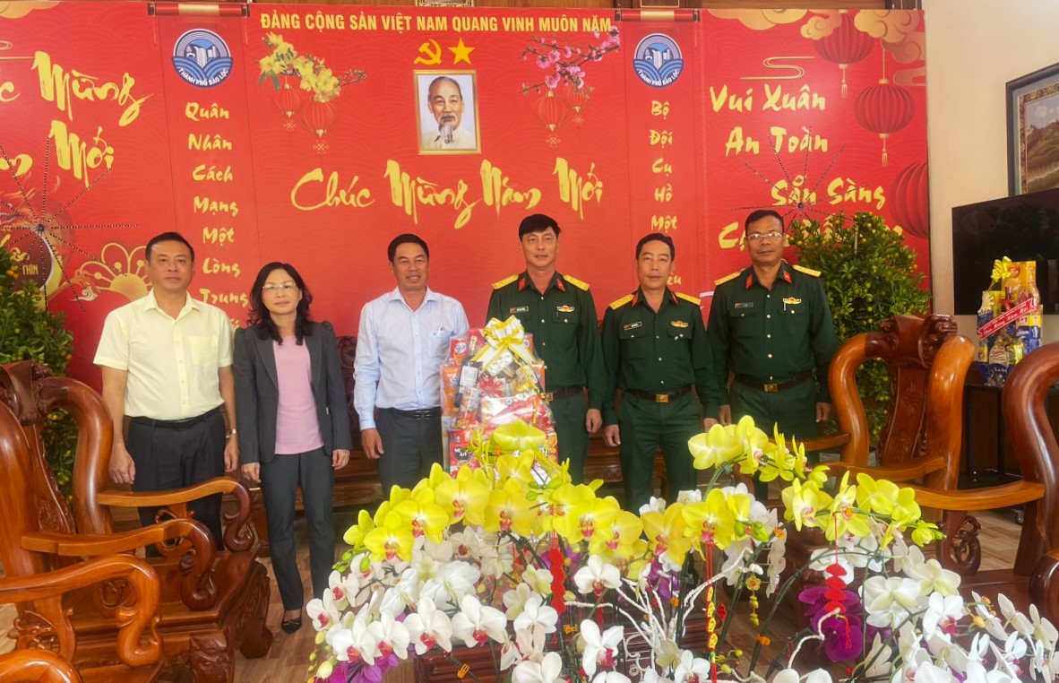 Lãnh đạo TP Bảo Lộc thăm, tặng quà các cơ quan, đơn vị trực Tết