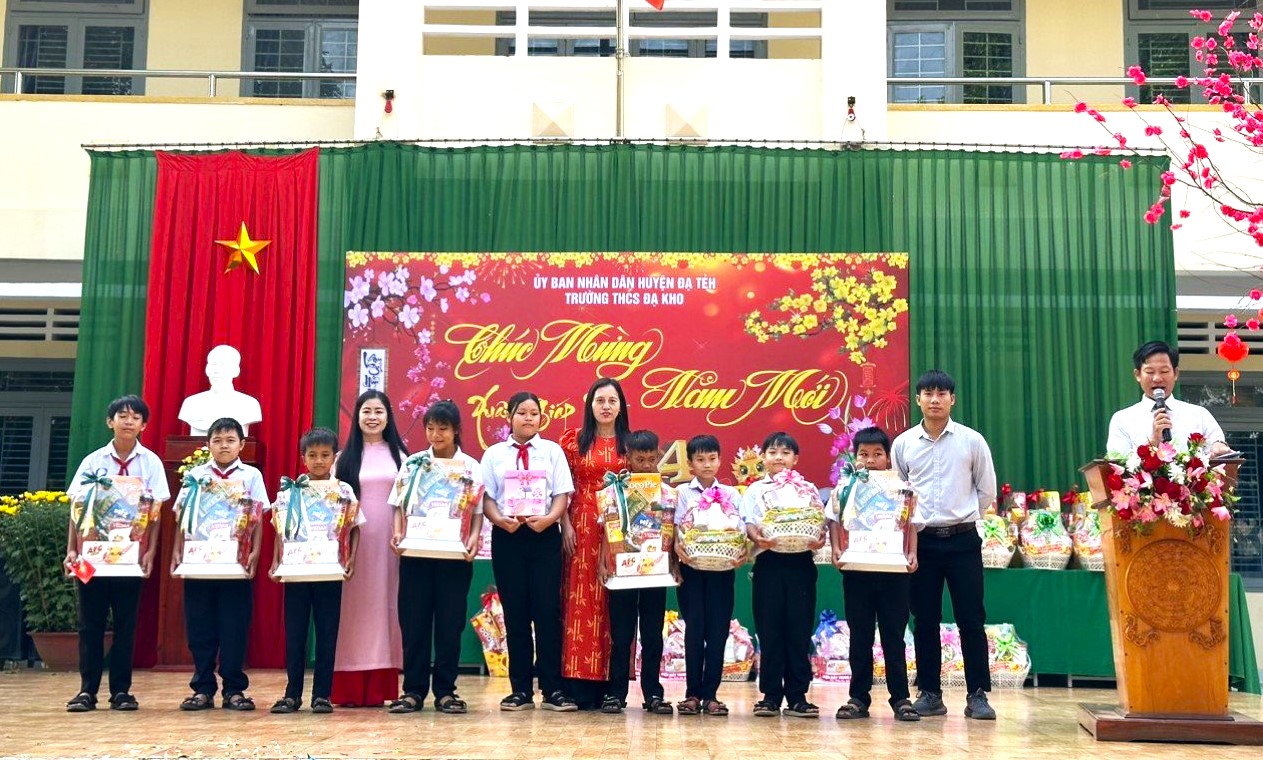 Đạ Tẻh: Trao tặng hơn 1.700 suất quà Tết cho học sinh khó khăn