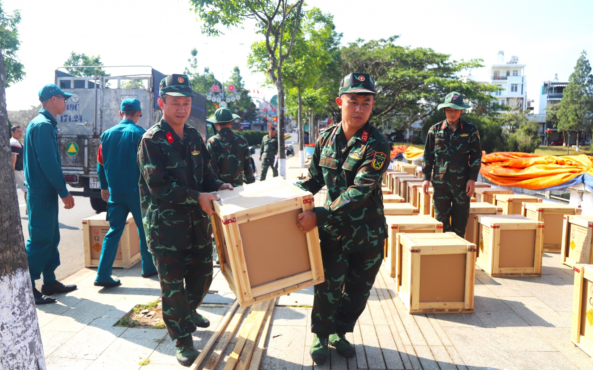 Chuẩn bị sẵn sàng bắn pháo hoa chào năm mới Giáp Thìn 2024