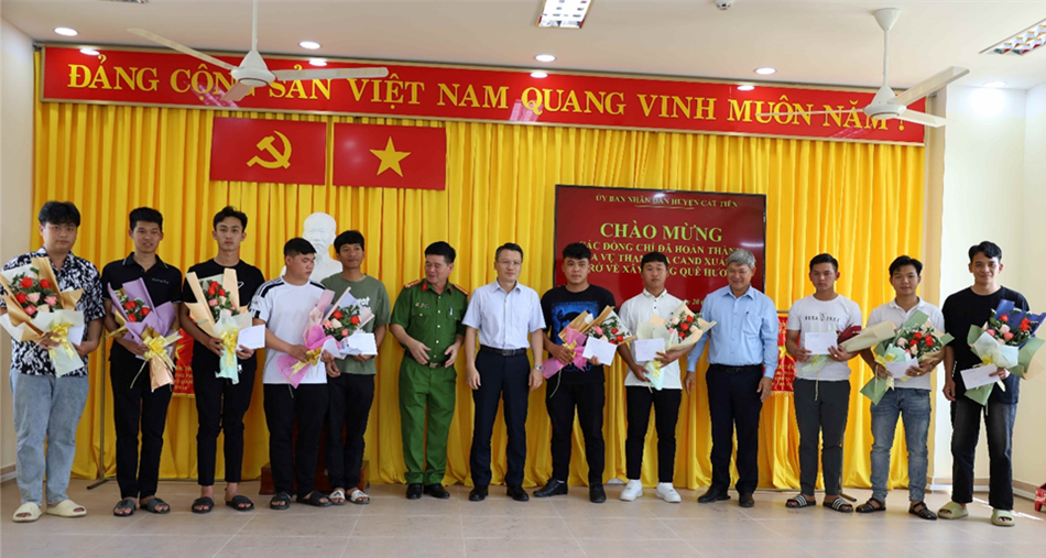 Cát Tiên: Gặp mặt, tặng quà cho công dân hoàn thành nghĩa vụ Công an Nhân dân