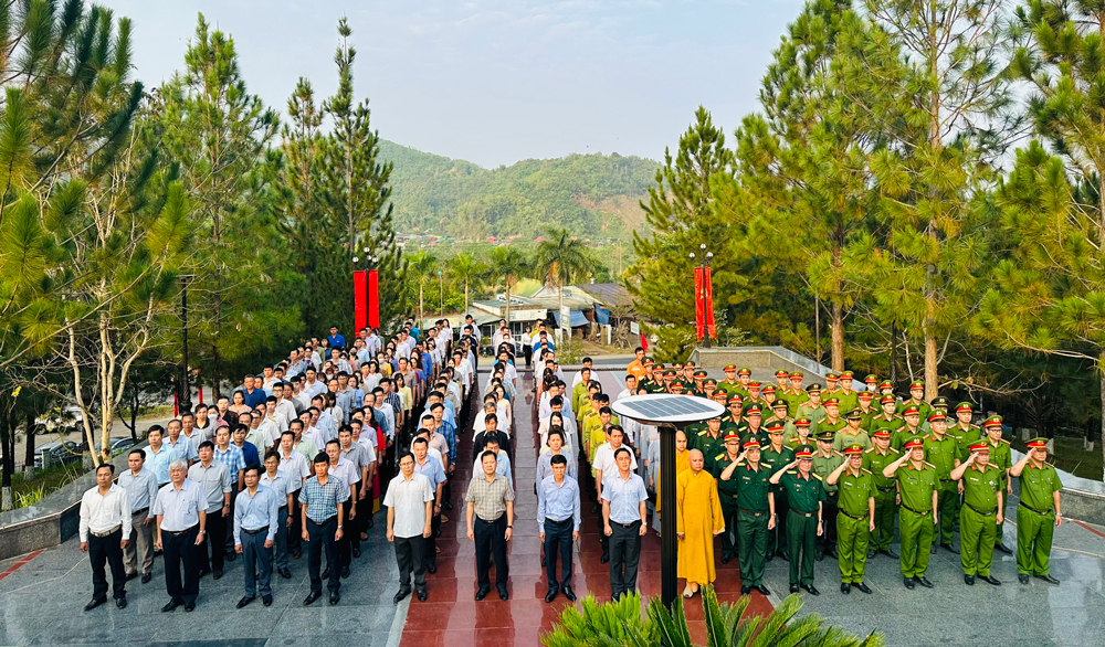 Lãnh đạo huyện Đạ Tẻh viếng Đài tưởng niệm liệt sĩ