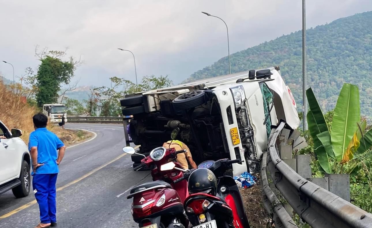 Xe tải lật đè vào đầu ô tô con đang lưu thông đèo Bảo Lộc